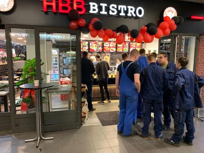 Bistrotheke mit frischen Zutaten und warmen Speisen